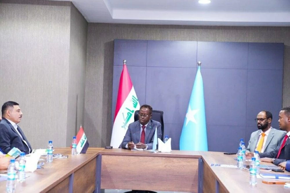 الصومال والعراق يبحثان سبل تعزيز التعاون في مجالات الأمن ومكافحة الإرهاب