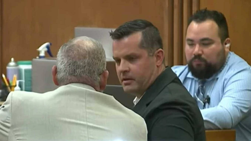 قبل تسليم نفسه.. انتحار أب أقرّ بقتل طفلته في سيارة ساخنة (فيديو)