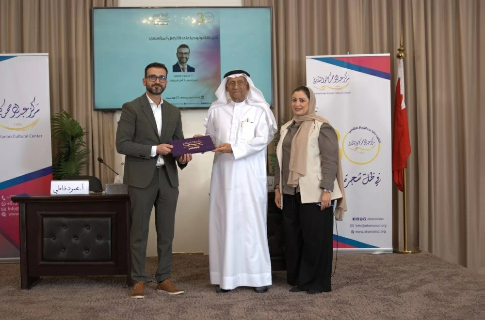 محمود قناطي يقدّم محاضرة بمركز كانو الثقافي حول التكنولوجيا ودورها في تطوير الاتصال المؤسسي