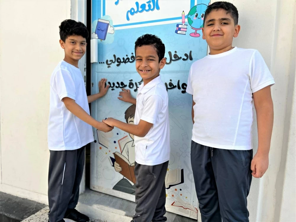 علي ومهدي ويعقوب.. قصة إنسانية تضيء مدرسة الخميس الابتدائية