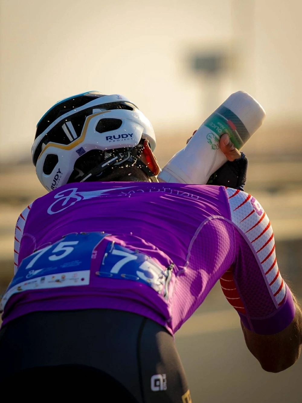 منافسة مثيرة في المرحلة الثانية من طواف ناصر بن حمد للدراجات الهوائية