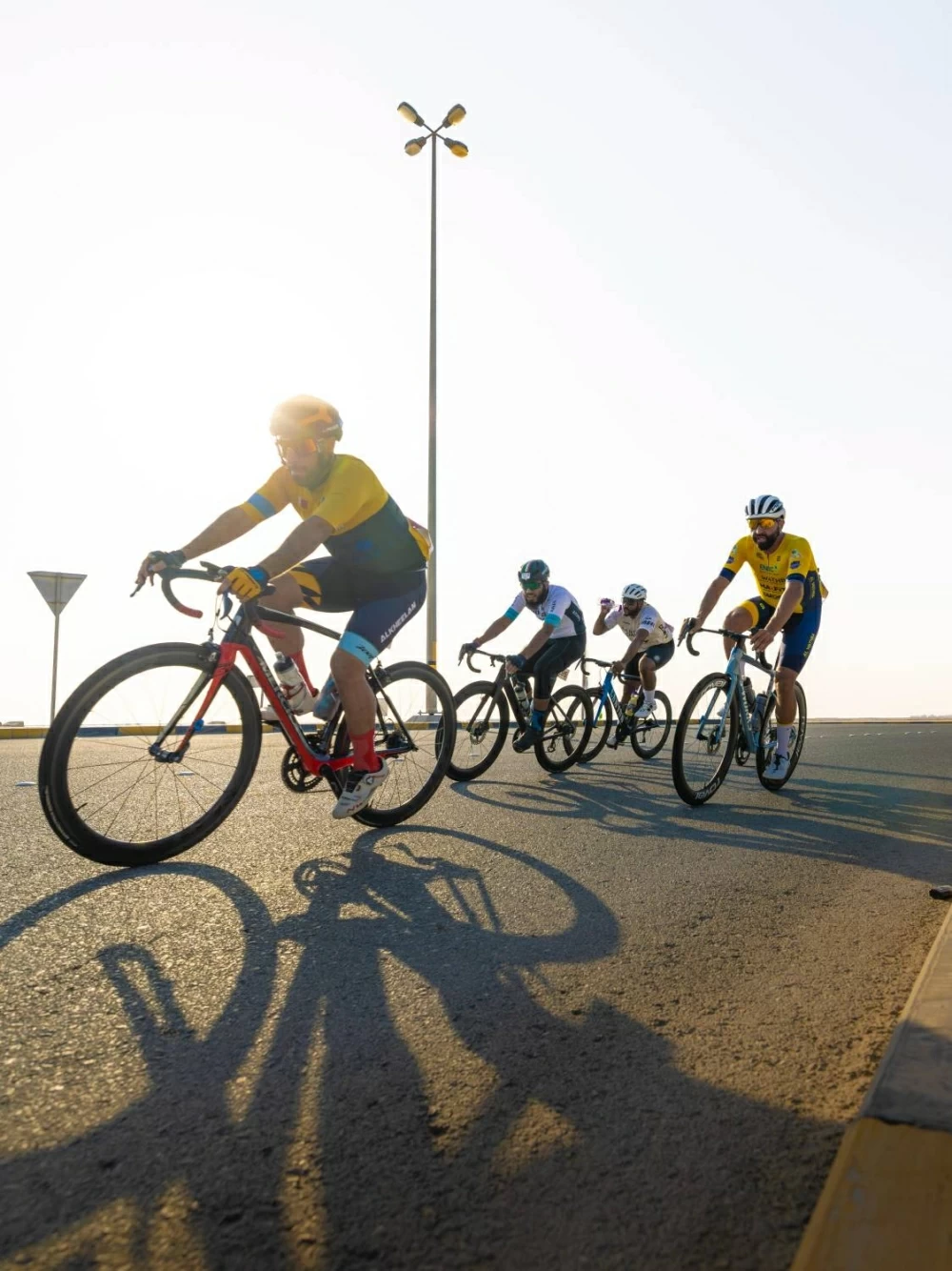 منافسة مثيرة في المرحلة الثانية من طواف ناصر بن حمد للدراجات الهوائية