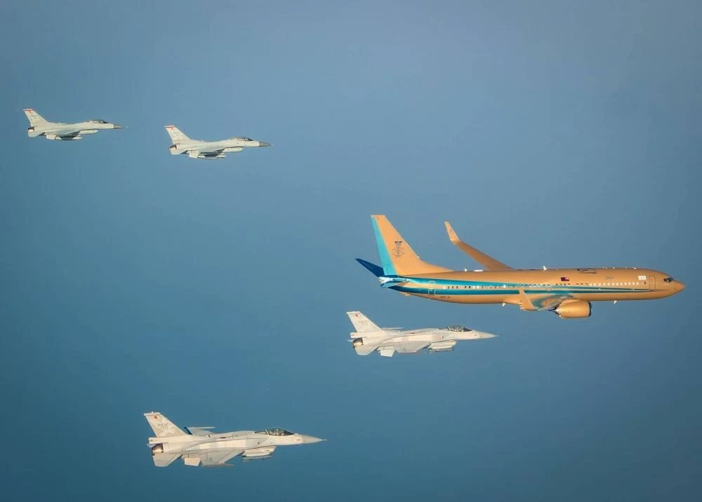 جلالة الملك في مقدمة مستقبلي ملك مملكة ماليزيا