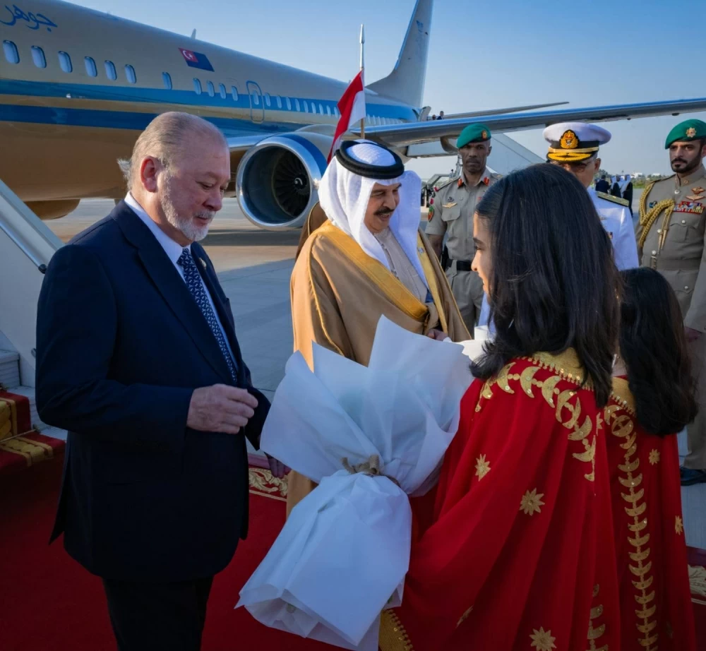 جلالة الملك في مقدمة مستقبلي ملك مملكة ماليزيا