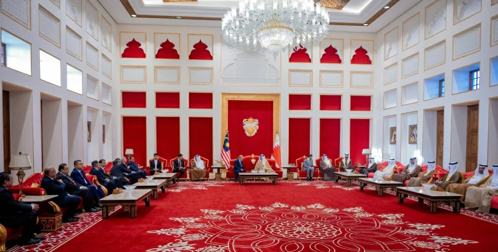 جلالة الملك في مقدمة مستقبلي ملك مملكة ماليزيا