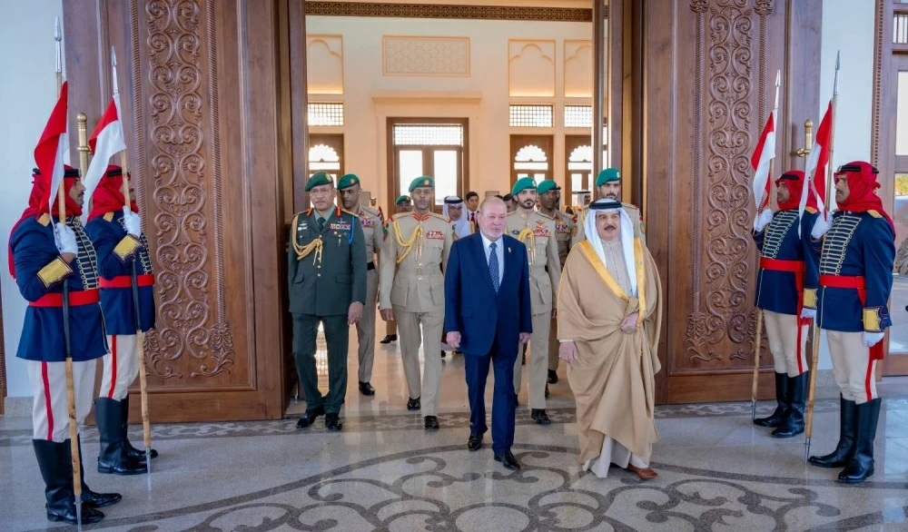 جلالة الملك في مقدمة مستقبلي ملك مملكة ماليزيا