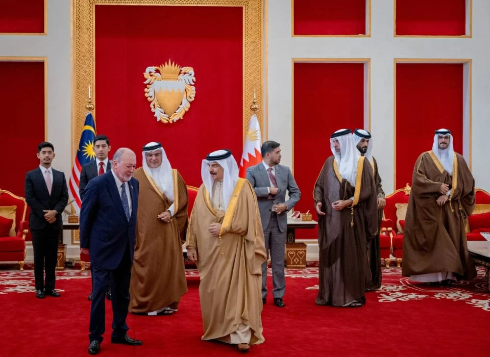 جلالة الملك في مقدمة مستقبلي ملك مملكة ماليزيا