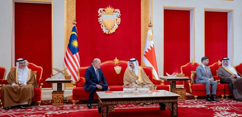 جلالة الملك في مقدمة مستقبلي ملك مملكة ماليزيا