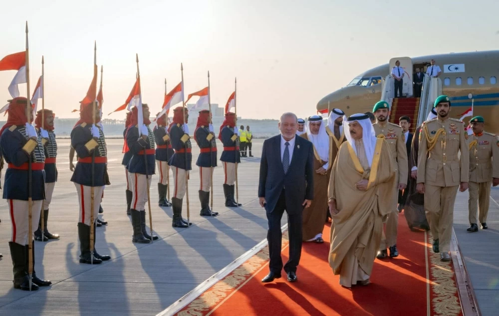 جلالة الملك في مقدمة مستقبلي ملك مملكة ماليزيا