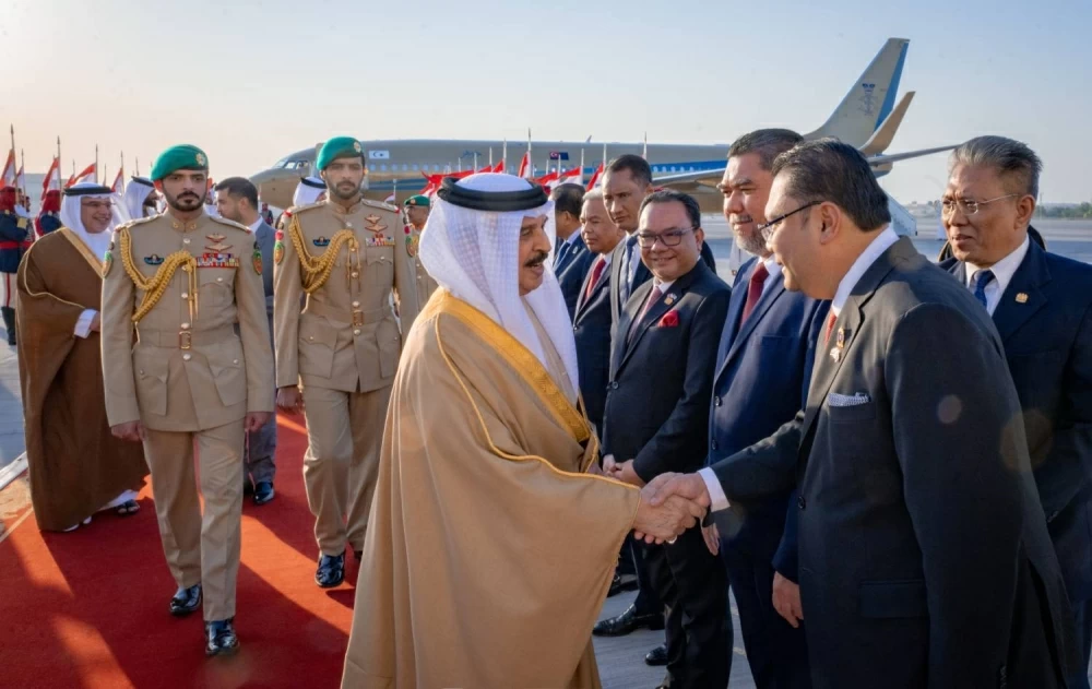 جلالة الملك في مقدمة مستقبلي ملك مملكة ماليزيا