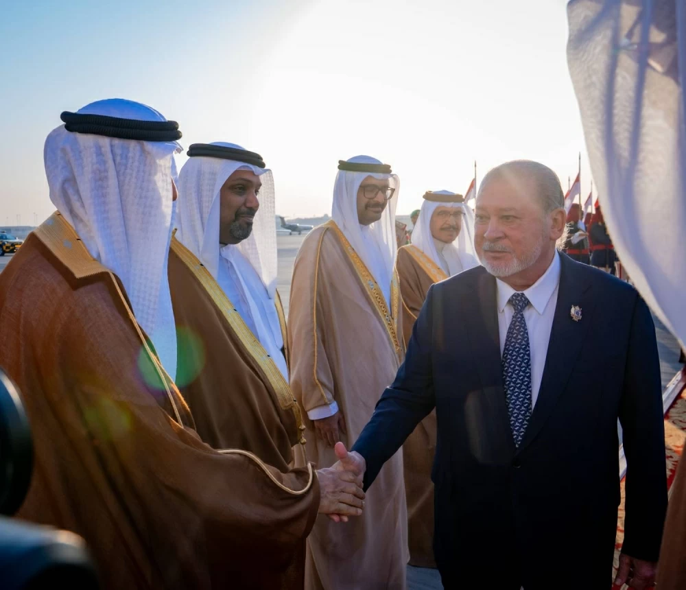 جلالة الملك في مقدمة مستقبلي ملك مملكة ماليزيا