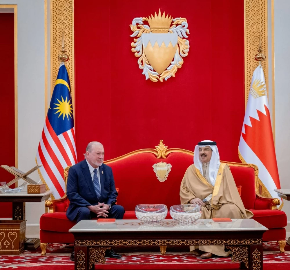 جلالة الملك في مقدمة مستقبلي ملك مملكة ماليزيا