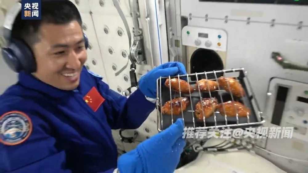 أول "حفل شواء" في الفضاء.. رواد صينيون يحتلفون بالإنجاز على طريقتهم