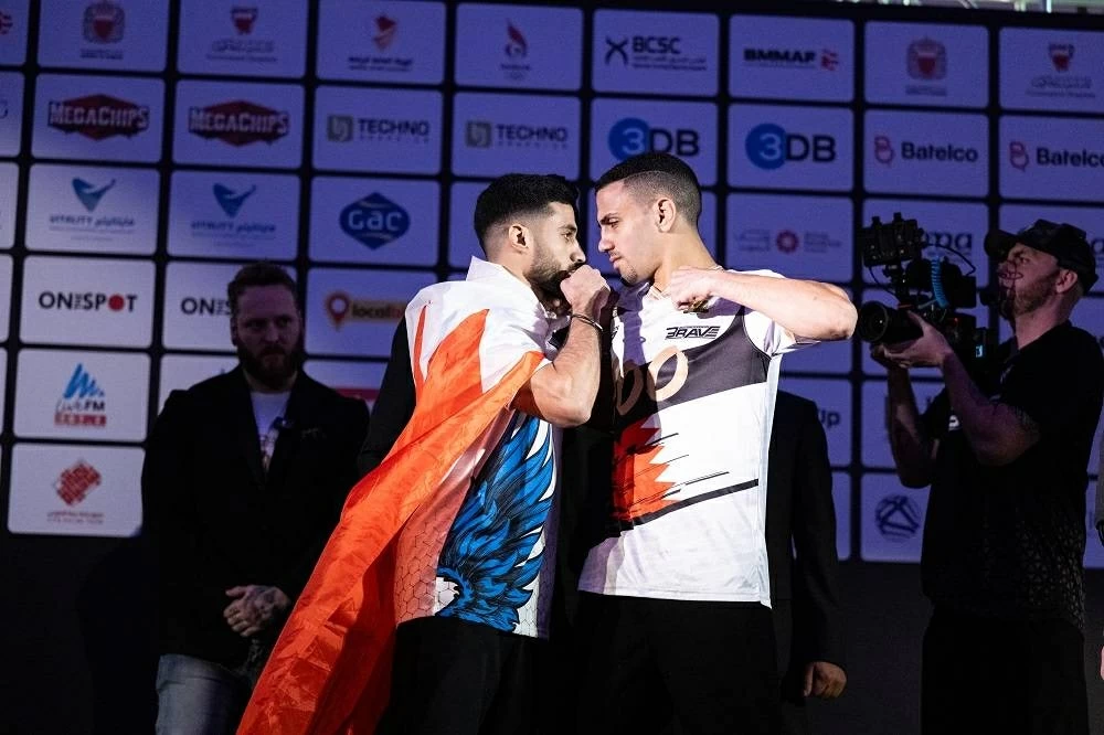 المنامة تحتضن أجواء نارية في مواجهة "فيس أوف" لمقاتلي BRAVE 100  بمجمع الأفنيوز