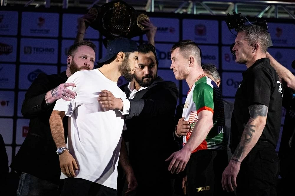 المنامة تحتضن أجواء نارية في مواجهة "فيس أوف" لمقاتلي BRAVE 100  بمجمع الأفنيوز