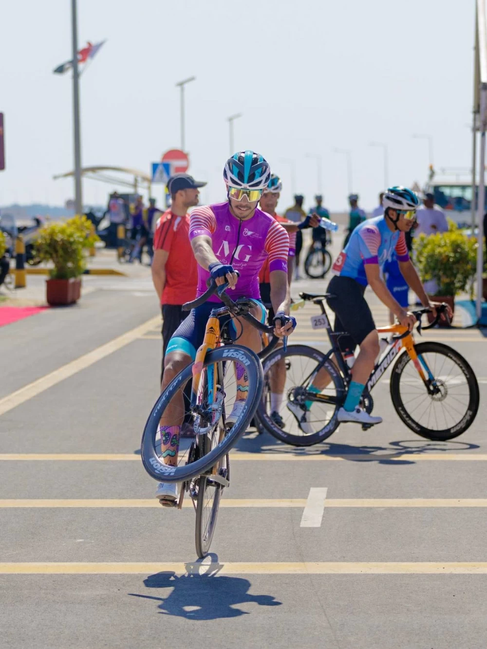 محمد حسن يتألق ويحصد ثلاثة قمصان في طواف ناصر بن حمد للهواة