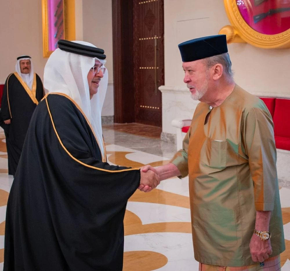 الملك يستقبل ملك ماليزيا ويعقدان جلسة مباحثات موسعة