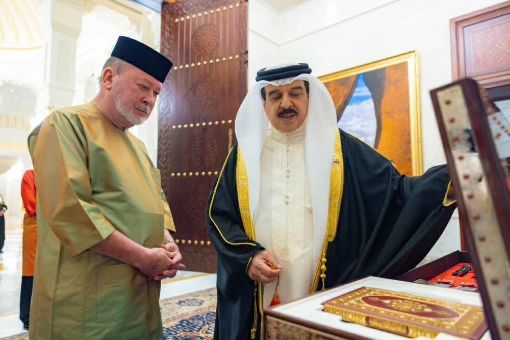 الملك يستقبل ملك ماليزيا ويعقدان جلسة مباحثات موسعة