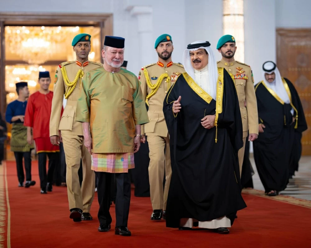 الملك يستقبل ملك ماليزيا ويعقدان جلسة مباحثات موسعة