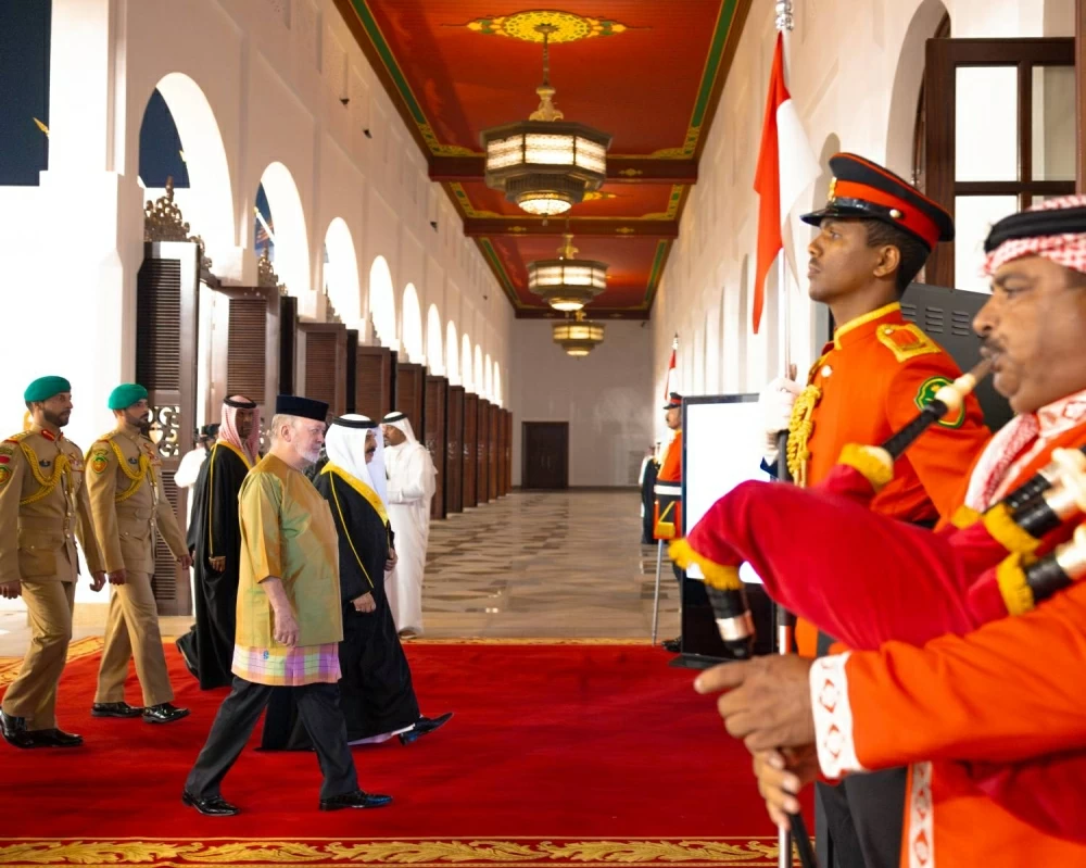 الملك يستقبل ملك ماليزيا ويعقدان جلسة مباحثات موسعة