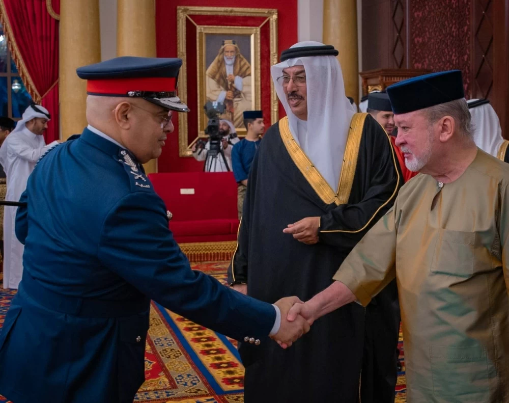 الملك يستقبل ملك ماليزيا ويعقدان جلسة مباحثات موسعة