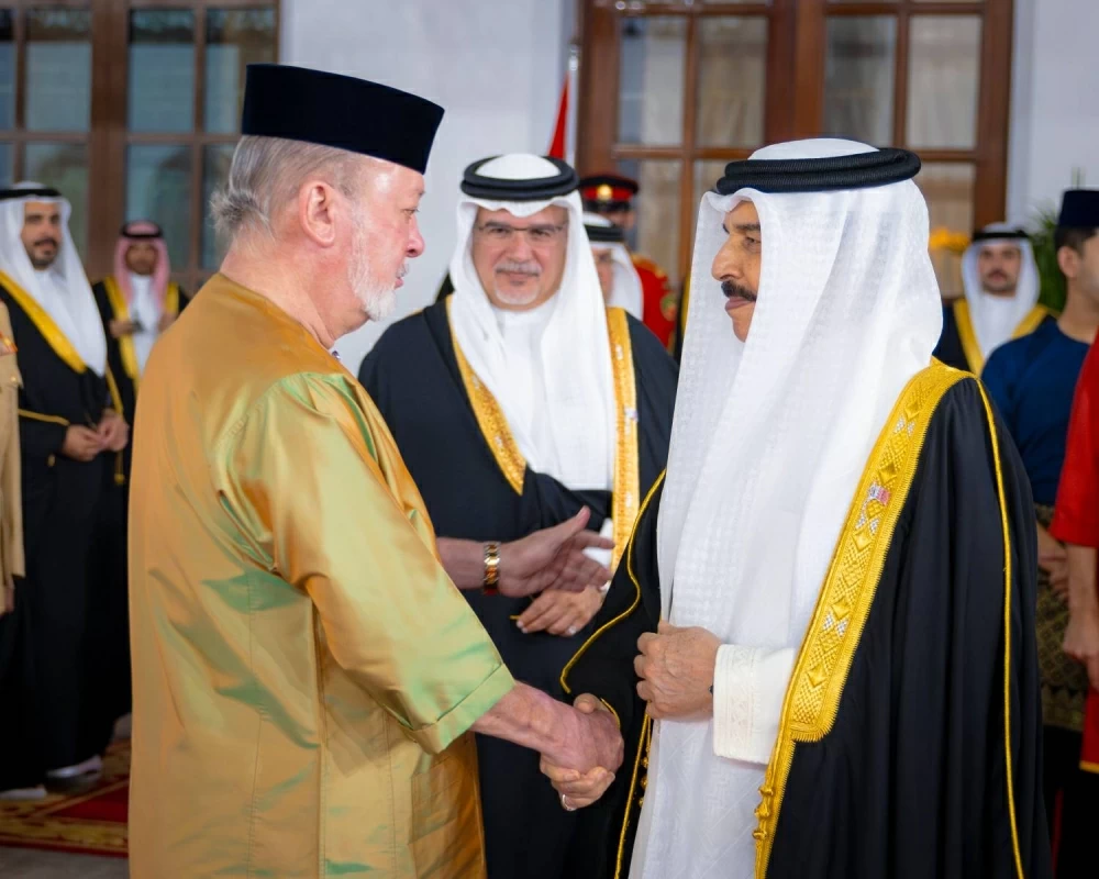 الملك يستقبل ملك ماليزيا ويعقدان جلسة مباحثات موسعة