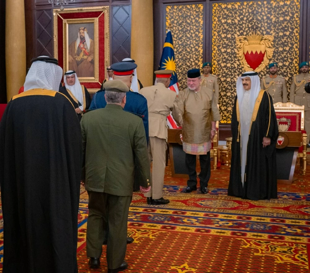 الملك يستقبل ملك ماليزيا ويعقدان جلسة مباحثات موسعة