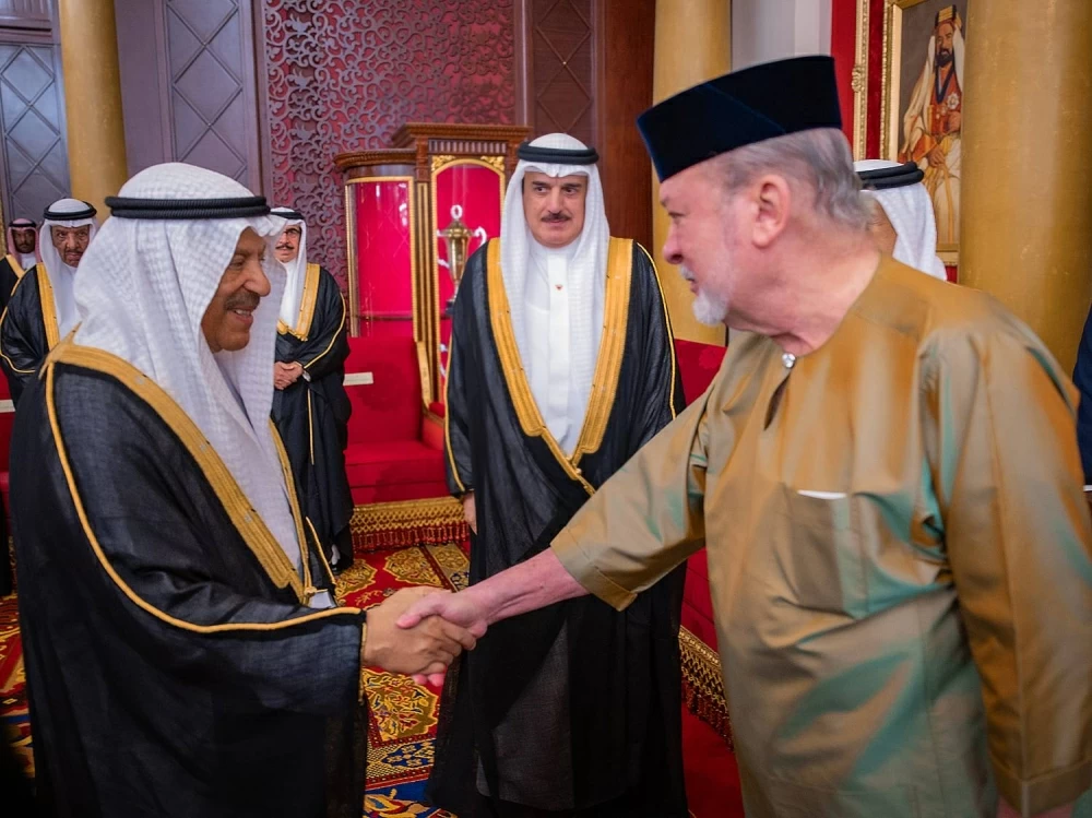 الملك يستقبل ملك ماليزيا ويعقدان جلسة مباحثات موسعة