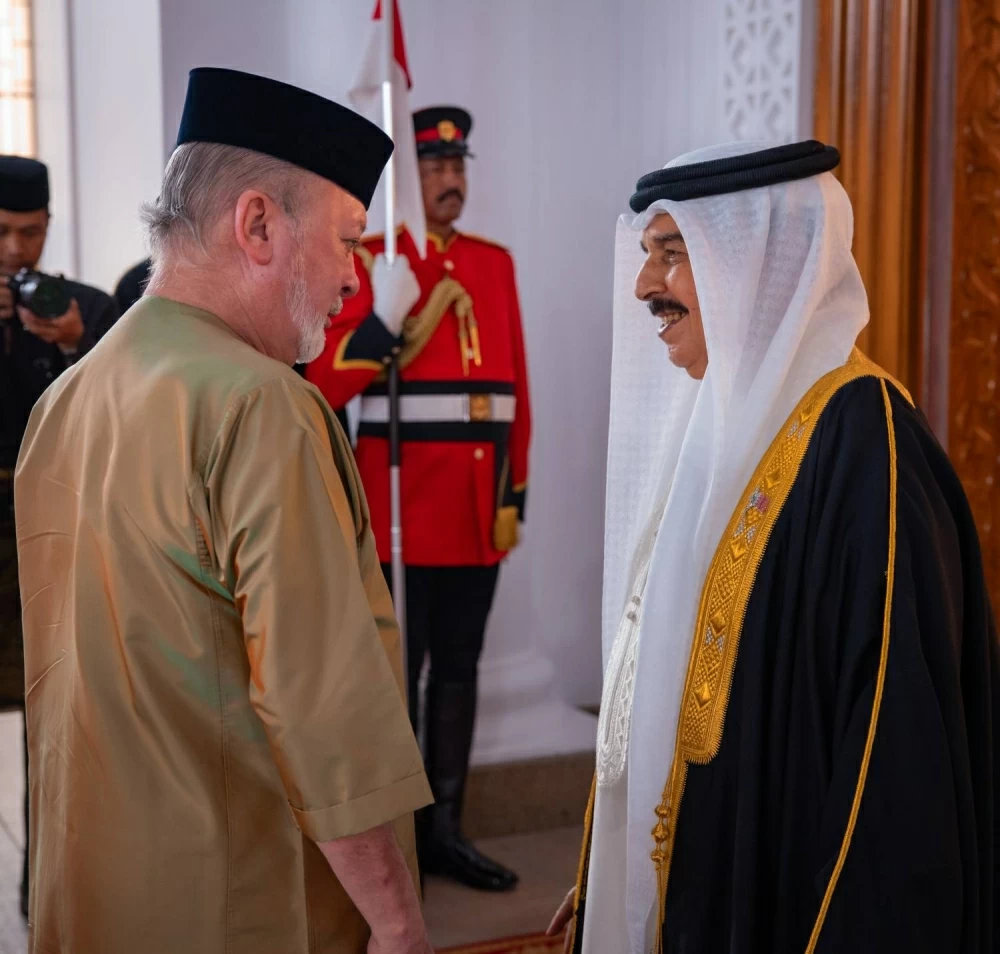 الملك يستقبل ملك ماليزيا ويعقدان جلسة مباحثات موسعة