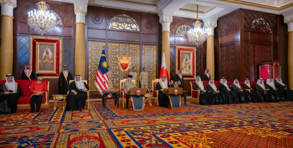 الملك يستقبل ملك ماليزيا ويعقدان جلسة مباحثات موسعة