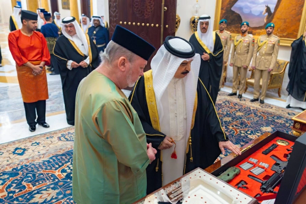 الملك يستقبل ملك ماليزيا ويعقدان جلسة مباحثات موسعة