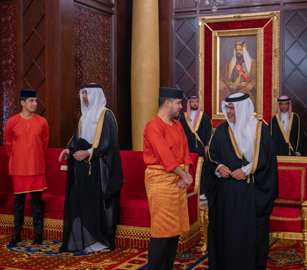 الملك يستقبل ملك ماليزيا ويعقدان جلسة مباحثات موسعة