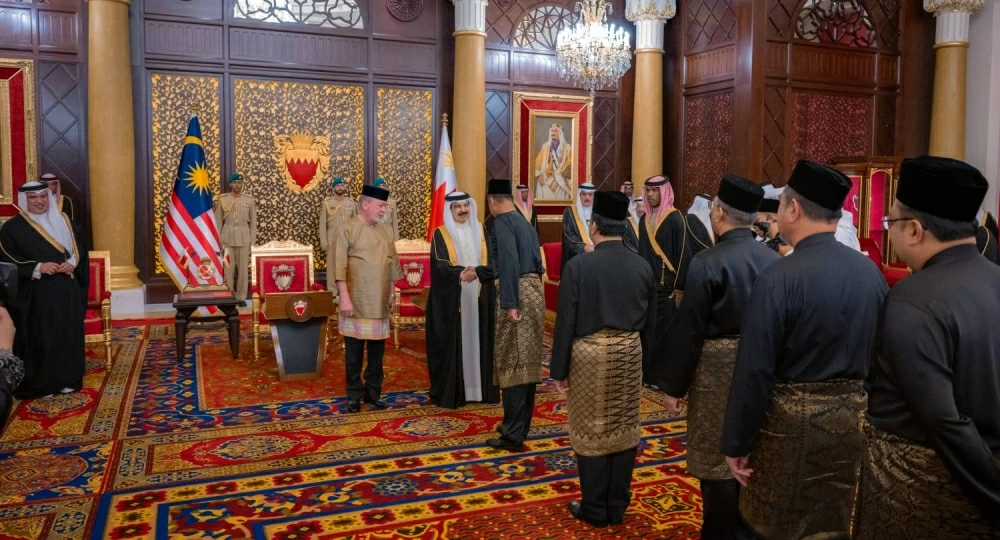 الملك يستقبل ملك ماليزيا ويعقدان جلسة مباحثات موسعة