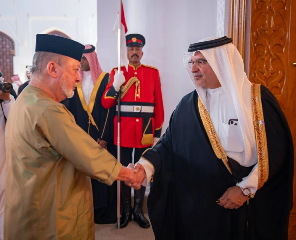 الملك يستقبل ملك ماليزيا ويعقدان جلسة مباحثات موسعة