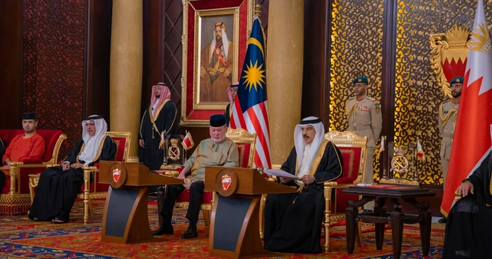 الملك يستقبل ملك ماليزيا ويعقدان جلسة مباحثات موسعة