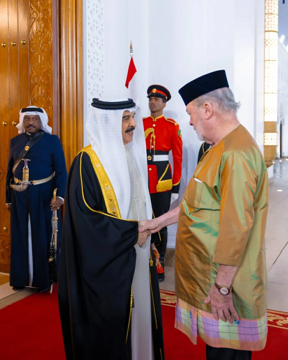 الملك يستقبل ملك ماليزيا ويعقدان جلسة مباحثات موسعة