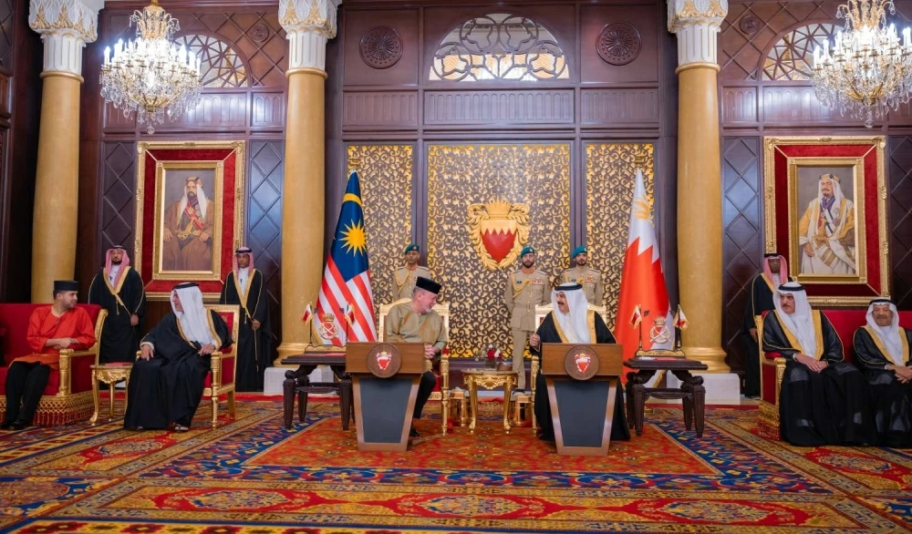 الملك يستقبل ملك ماليزيا ويعقدان جلسة مباحثات موسعة