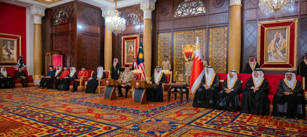 الملك يستقبل ملك ماليزيا ويعقدان جلسة مباحثات موسعة