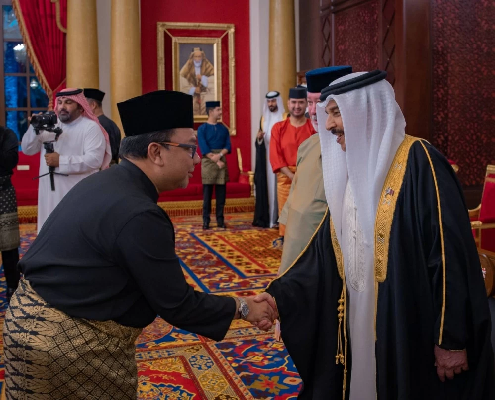 الملك يستقبل ملك ماليزيا ويعقدان جلسة مباحثات موسعة