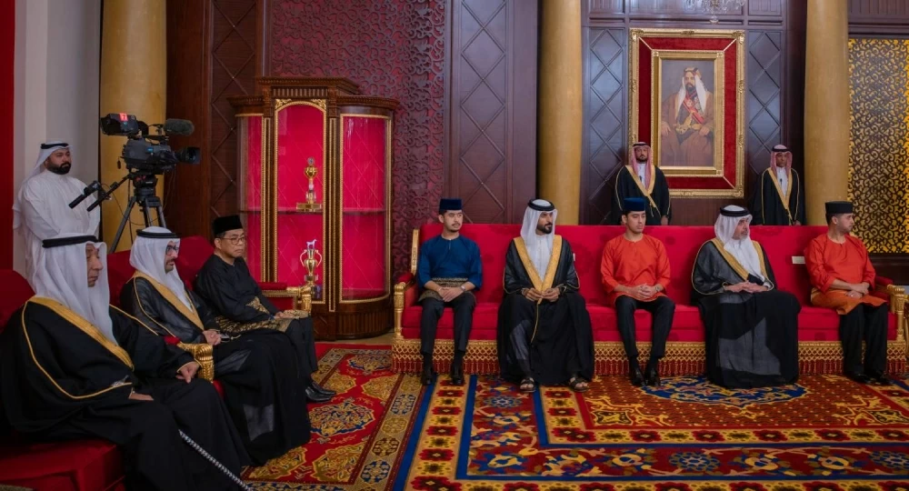 الملك يستقبل ملك ماليزيا ويعقدان جلسة مباحثات موسعة