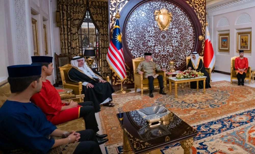 الملك يستقبل ملك ماليزيا ويعقدان جلسة مباحثات موسعة