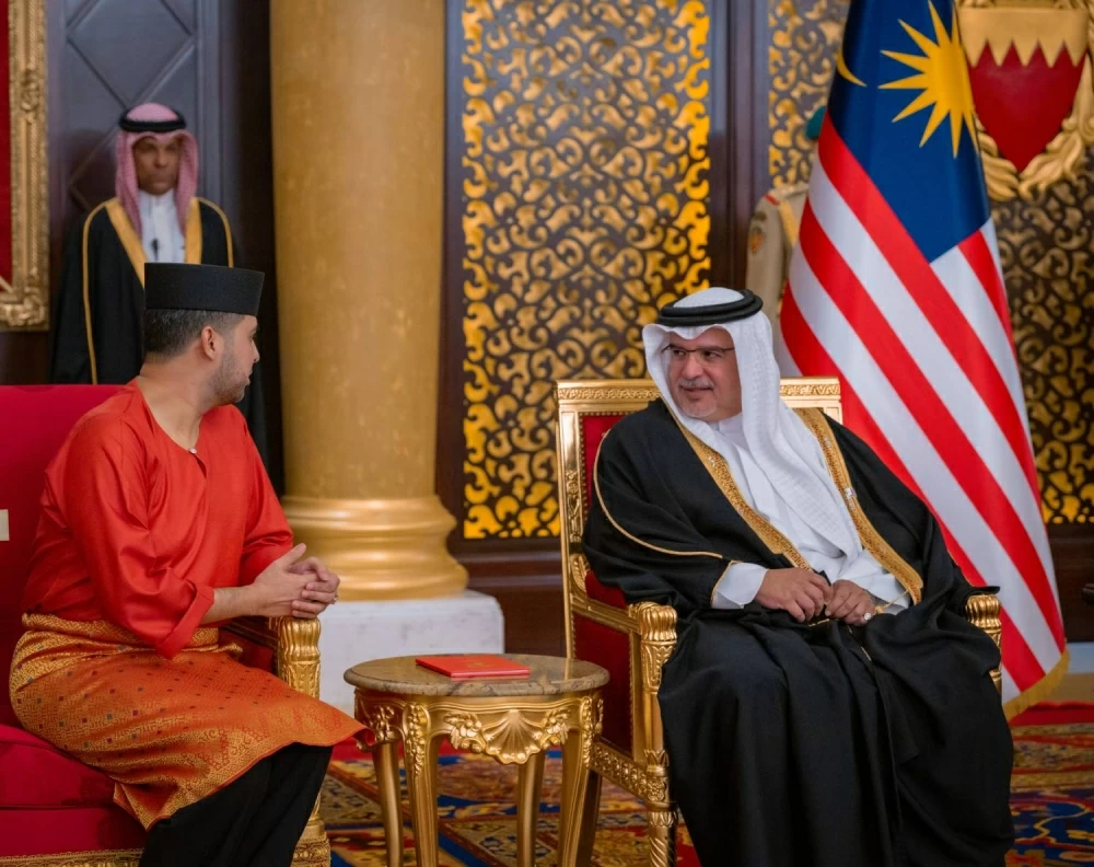 الملك يستقبل ملك ماليزيا ويعقدان جلسة مباحثات موسعة