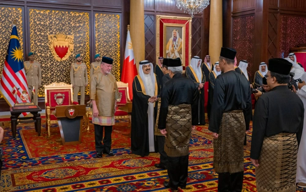 الملك يستقبل ملك ماليزيا ويعقدان جلسة مباحثات موسعة