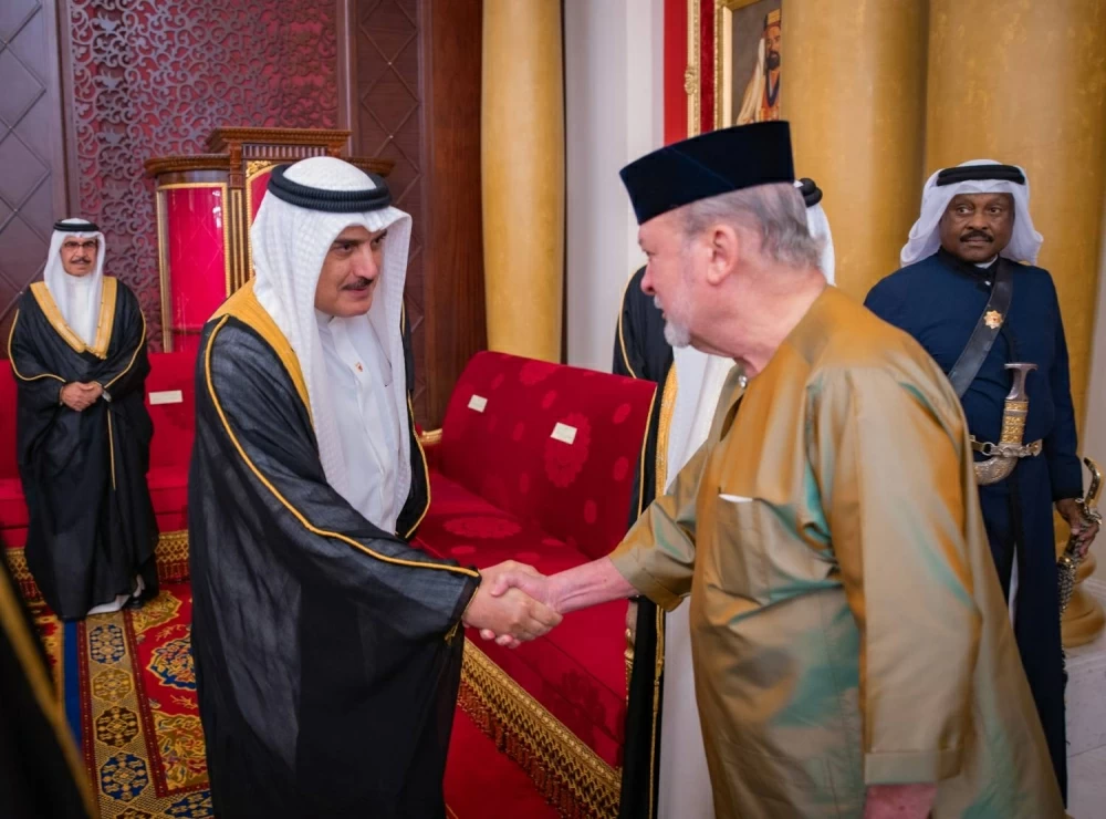 الملك يستقبل ملك ماليزيا ويعقدان جلسة مباحثات موسعة