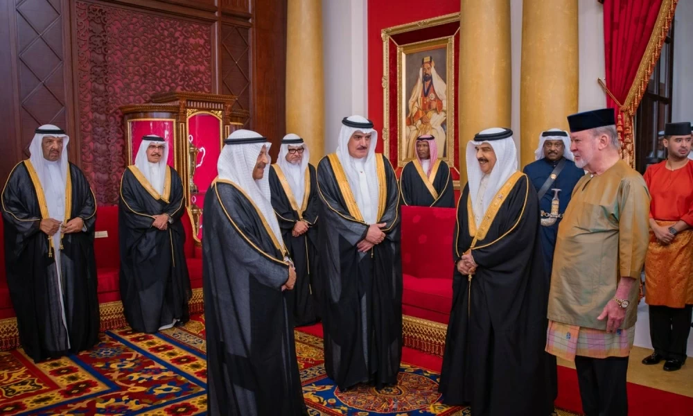 الملك يستقبل ملك ماليزيا ويعقدان جلسة مباحثات موسعة