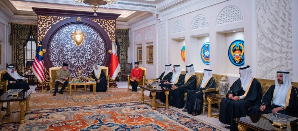 الملك يستقبل ملك ماليزيا ويعقدان جلسة مباحثات موسعة