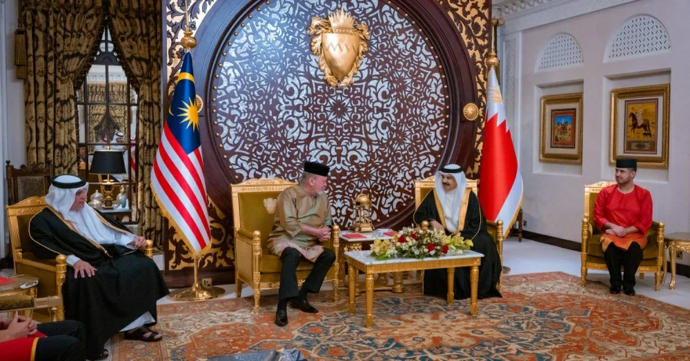 الملك يستقبل ملك ماليزيا ويعقدان جلسة مباحثات موسعة