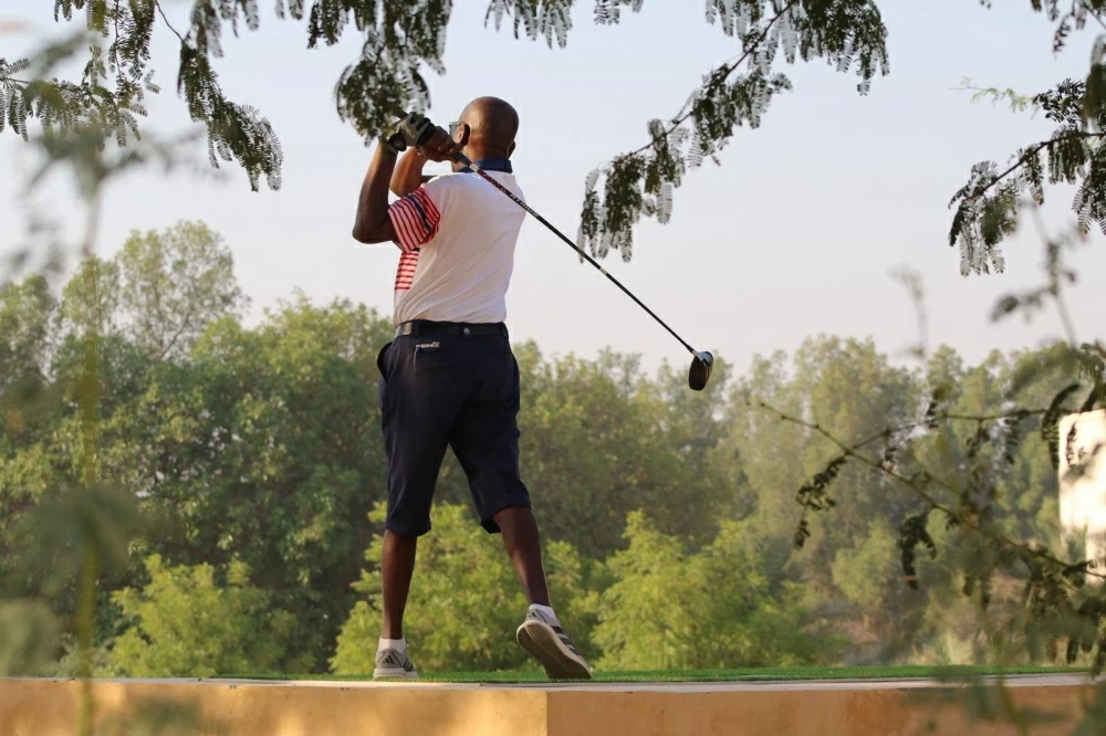 انطلاق بطولة القائد العام لقوة الدفاع السنوية للجولف بمشاركة 80 لاعباً