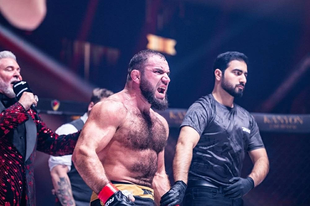 موكاييف يضرب من جديد ويحقق اللقب العالمي في وزن الذبابة