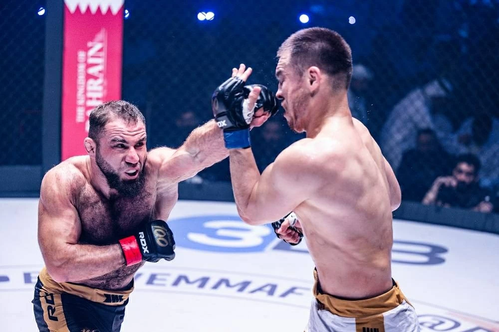 موكاييف يضرب من جديد ويحقق اللقب العالمي في وزن الذبابة